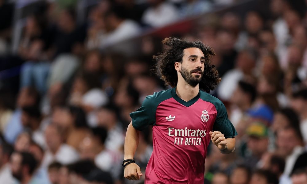Marc Cucurella sur un terrain de football.