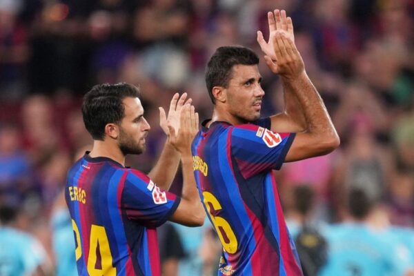 Eric García portant un masque de protection à l'entraînement du FC Barcelone.