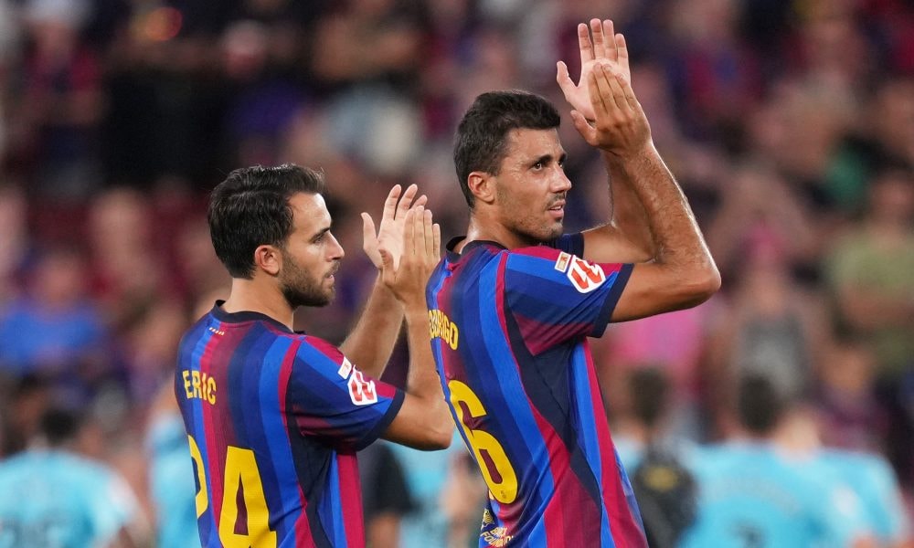 Eric García portant un masque de protection à l'entraînement du FC Barcelone.