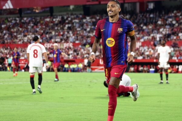 Raphinha sous le maillot du Barça lors de la victoire sur la pelouse de Séville.