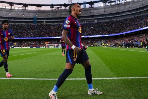 Raphinha célèbre un but avec le Barça face à Feyenoord.