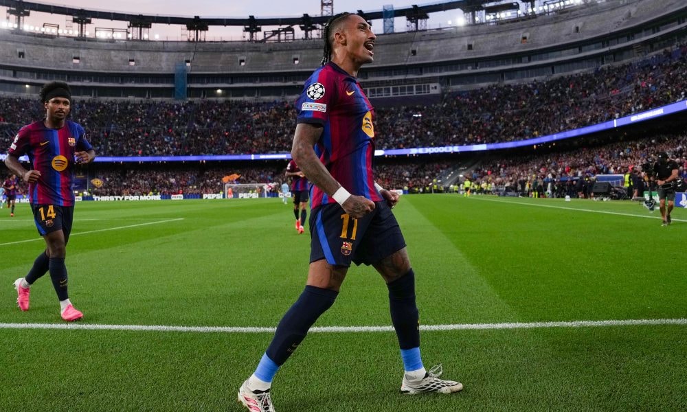 Raphinha célèbre un but avec le Barça face à Feyenoord.