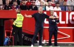 Hansi Flick dirige les joueurs du FC Barcelone pendant un match.