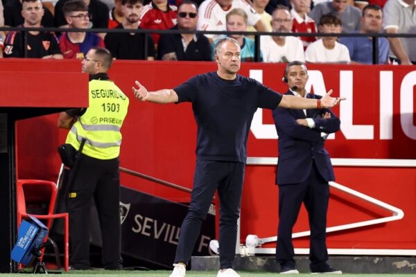 Hansi Flick dirige les joueurs du FC Barcelone pendant un match.