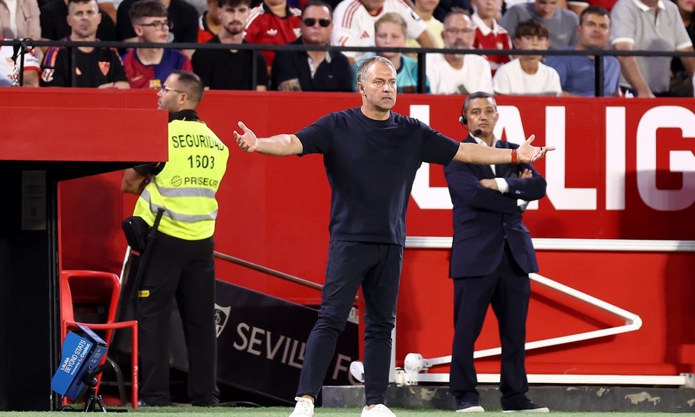 Hansi Flick dirige les joueurs du FC Barcelone pendant un match.