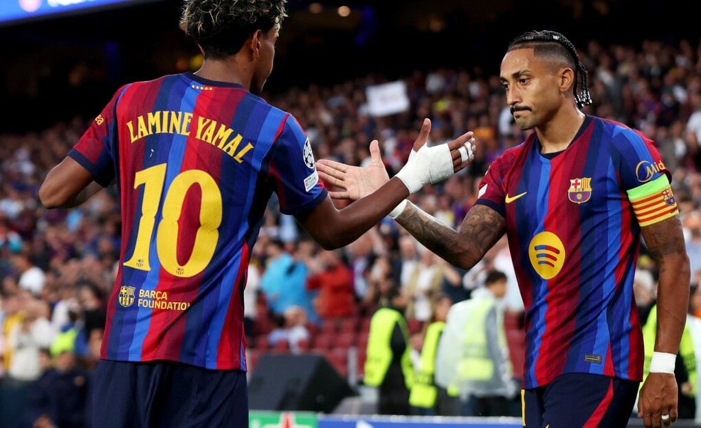 Raphinha célèbre un but avec le Barça contre Feyenoord au Camp Nou.