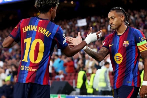 Raphinha célèbre un but avec le Barça contre Feyenoord au Camp Nou.