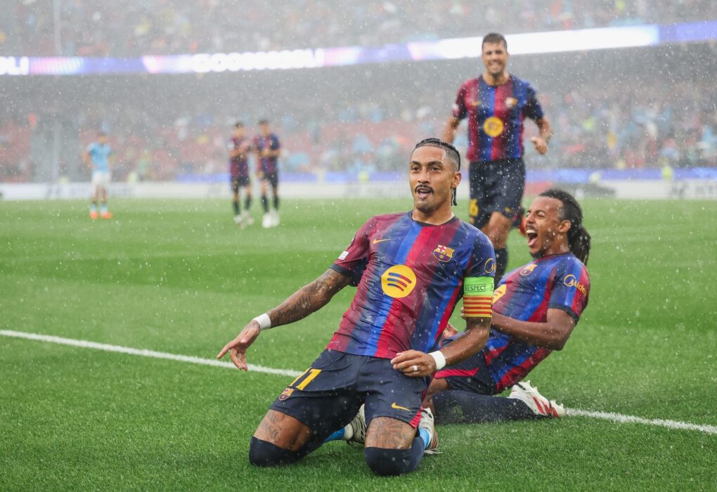 Raphinha s’apprête à frapper un penalty sous le maillot du FC Barcelone.