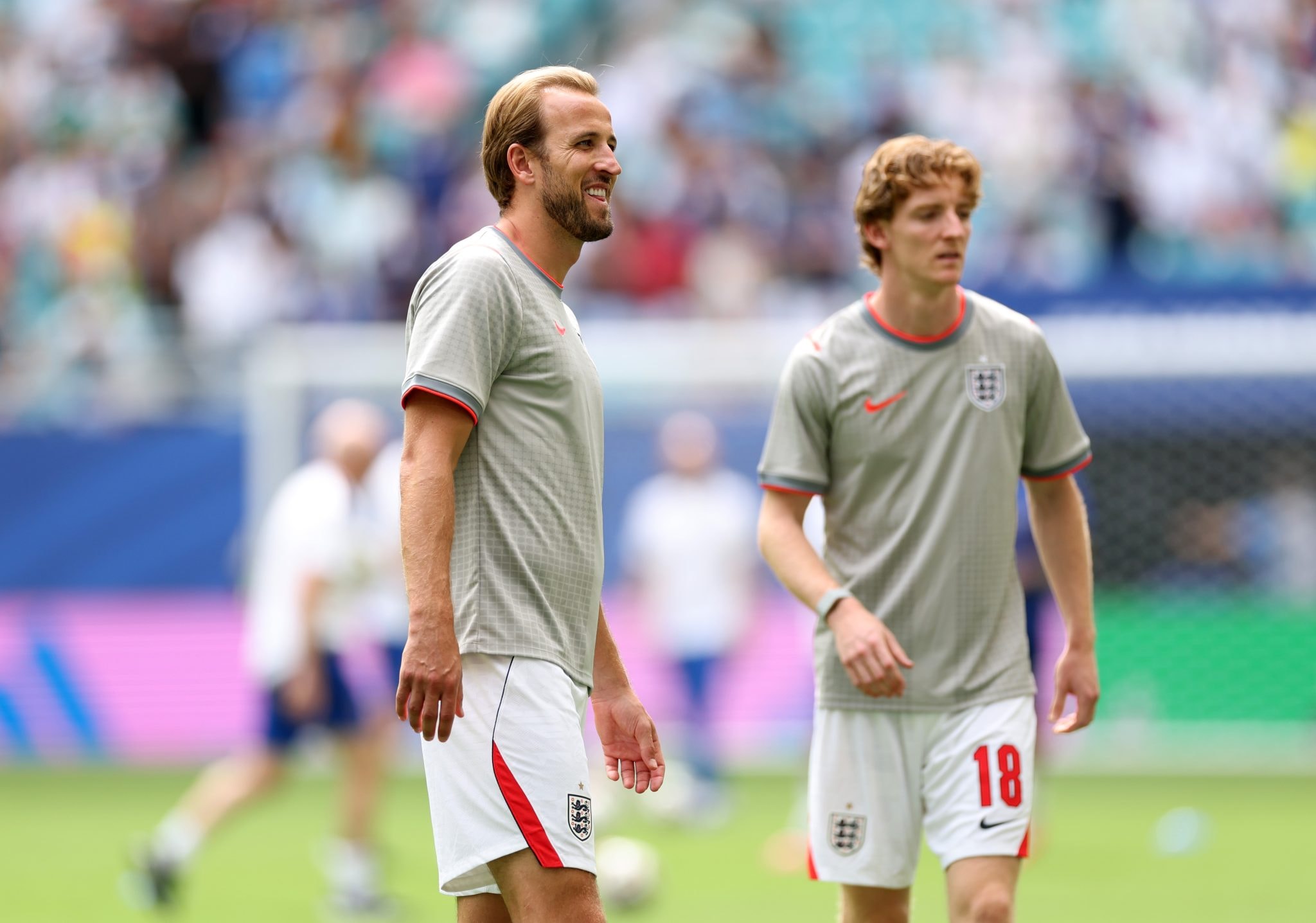 Harry Kane et Anthony Gordon, joueurs de l'équipe d'Angleterre.