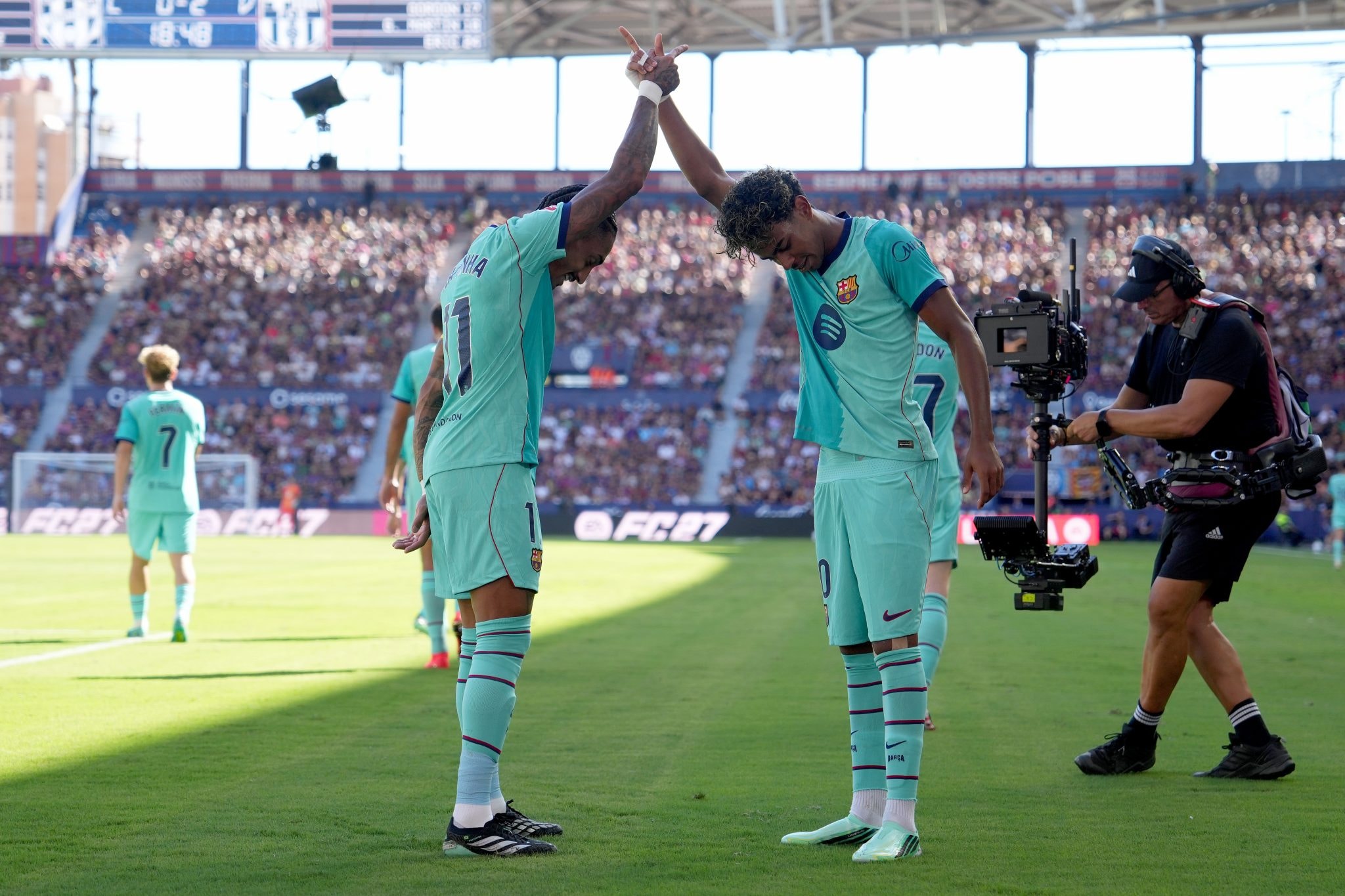 Raphinha et Lamine Yamal du Barça