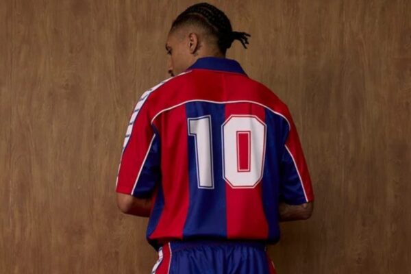 Un maillot rétro du Barça à rayures bleues et grenat, inspiré des tenues de 1992 à 1995.