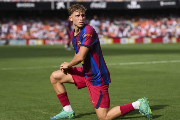 Fermín López sous le maillot du FC Barcelone pendant un match.