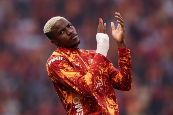 Victor Osimhen avec Galatasaray, qui espère pouvoir l’aligner face au FC Barcelone.