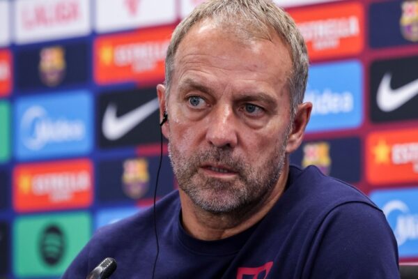 Hansi Flick s'exprime en conférence de presse avec le Barça.