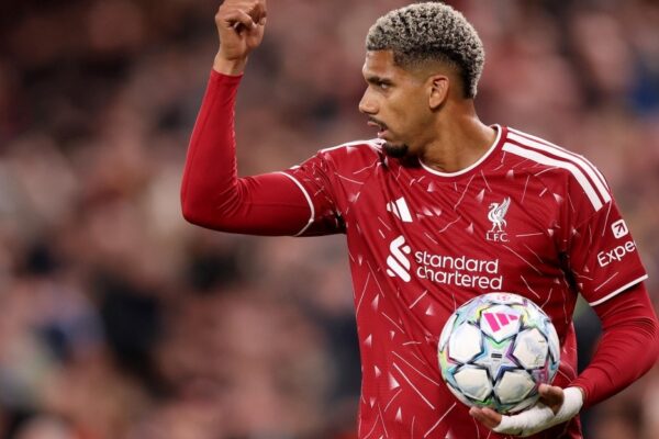 Ronald Araújo sous les couleurs de Liverpool après son prêt en provenance du Barça.
