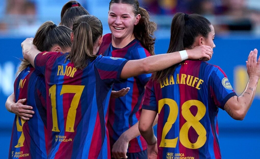 Les joueuses du Barça Femení rassemblées sur la pelouse en Ligue des Champions.