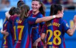 Les joueuses du Barça Femení rassemblées sur la pelouse en Ligue des Champions.