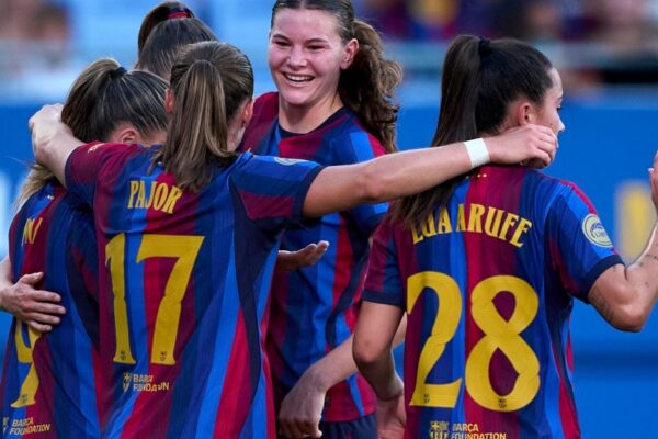 Les joueuses du Barça Femení rassemblées sur la pelouse en Ligue des Champions.