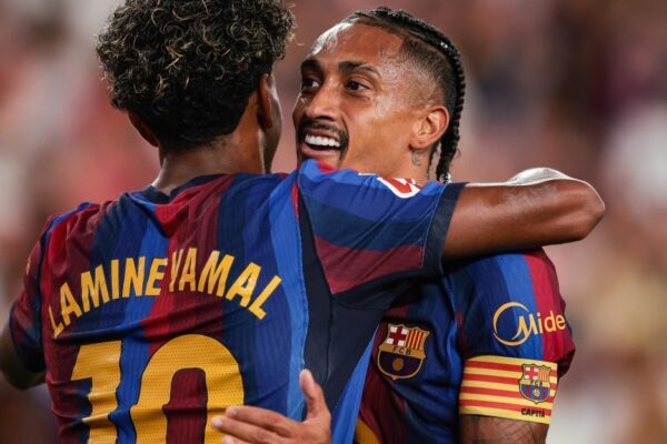 Lamine Yamal portant le maillot du Barça.