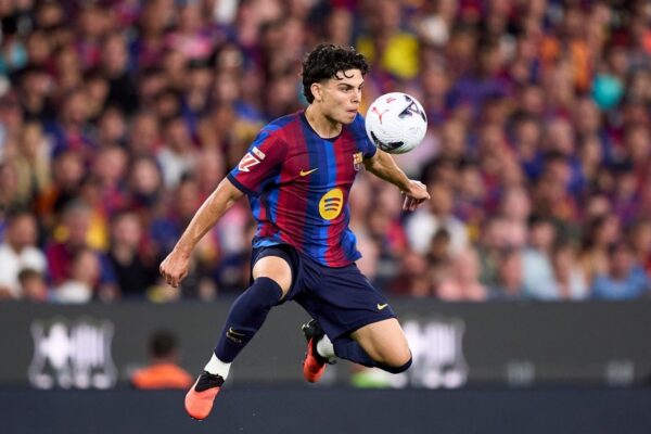 João Cancelo et Xavi Espart en tenue du Barça sur le terrain.