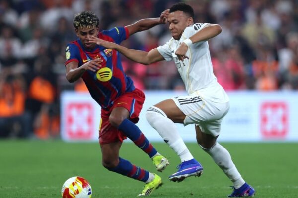 Les joueurs du Barça réunis sur la pelouse lors d’un match de Liga.