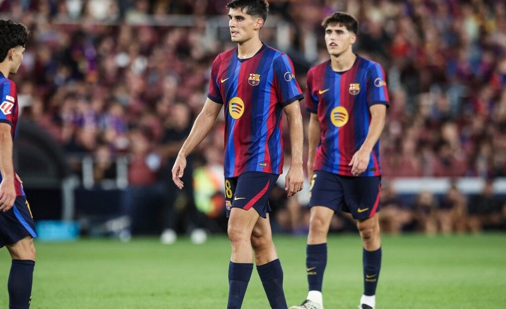 Hansi Flick avec plusieurs défenseurs du FC Barcelone sur le terrain.