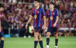 Hansi Flick avec plusieurs défenseurs du FC Barcelone sur le terrain.