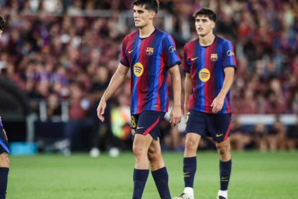 Hansi Flick avec plusieurs défenseurs du FC Barcelone sur le terrain.