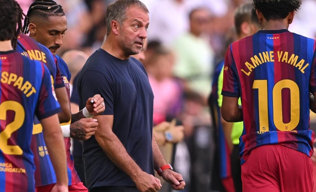 Hansi Flick au bord du terrain pendant le match du FC Barcelone contre Valence.