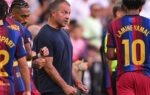 Hansi Flick au bord du terrain pendant le match du FC Barcelone contre Valence.