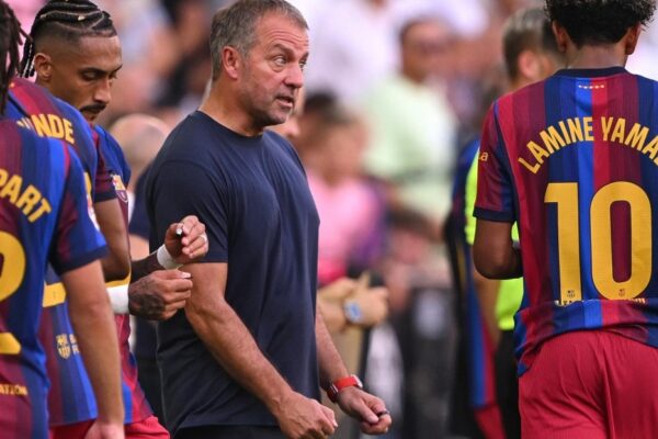 Hansi Flick au bord du terrain pendant le match du FC Barcelone contre Valence.