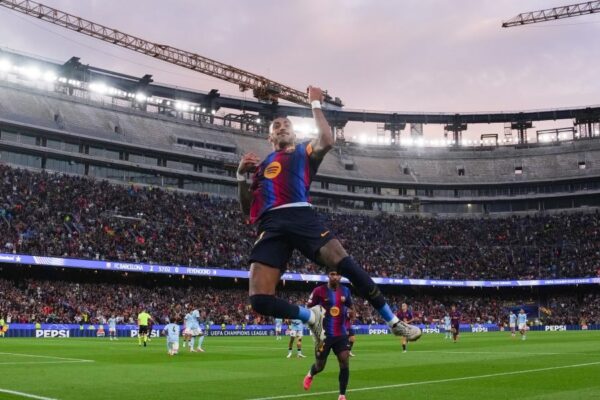 Raphinha sous le maillot du FC Barcelone pendant un match.