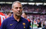 Hansi Flick au bord du terrain pendant un match du FC Barcelone