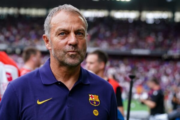 Hansi Flick au bord du terrain pendant un match du FC Barcelone
