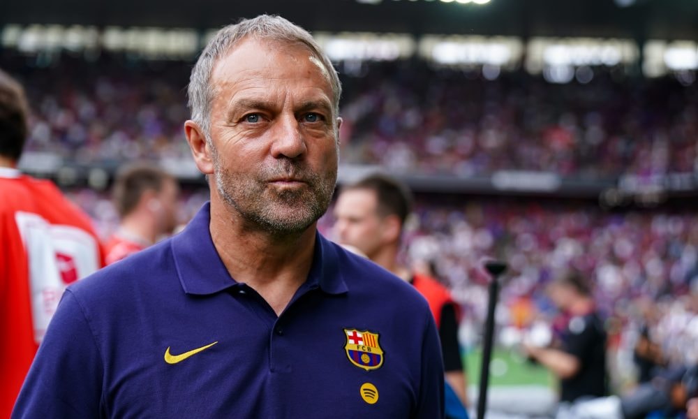 Hansi Flick au bord du terrain pendant un match du FC Barcelone