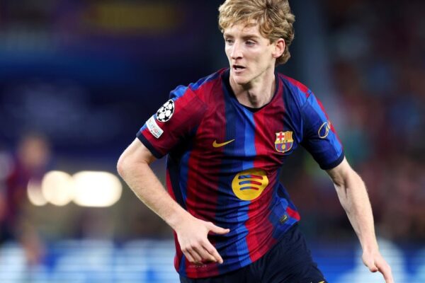 Les joueurs du Barça réunis sur la pelouse pendant un match au Camp Nou.