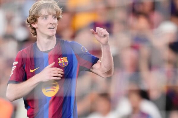 Anthony Gordon sous le maillot du Barça au Camp Nou.