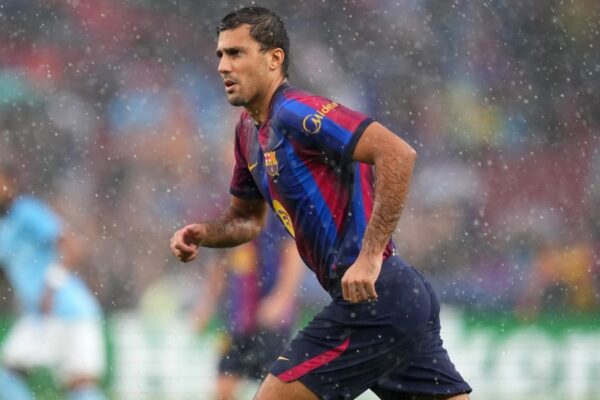 Rodri sur le terrain avec le Barça dans le dispositif de Hansi Flick.