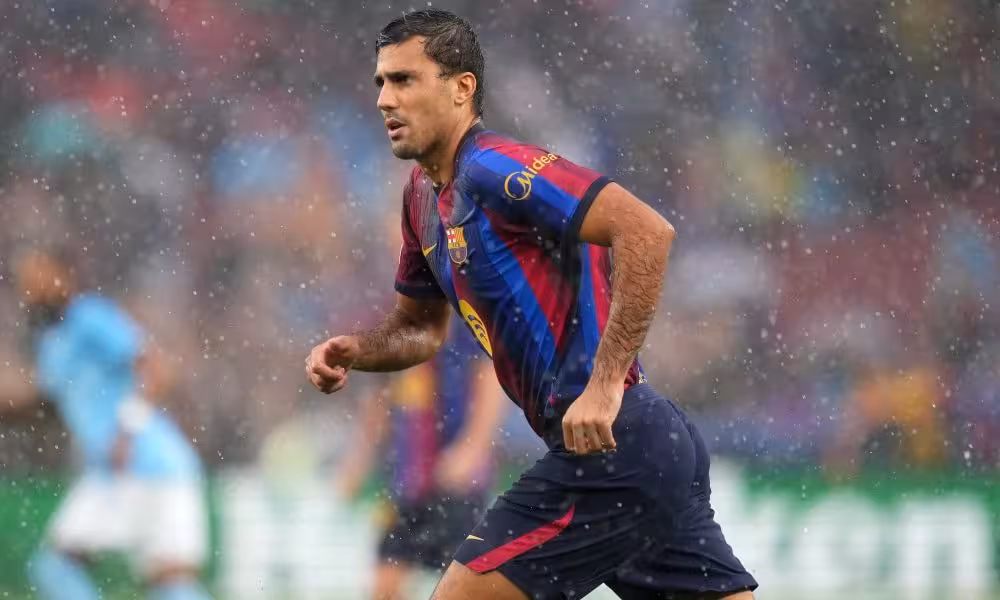 Rodri sur le terrain avec le Barça dans le dispositif de Hansi Flick.