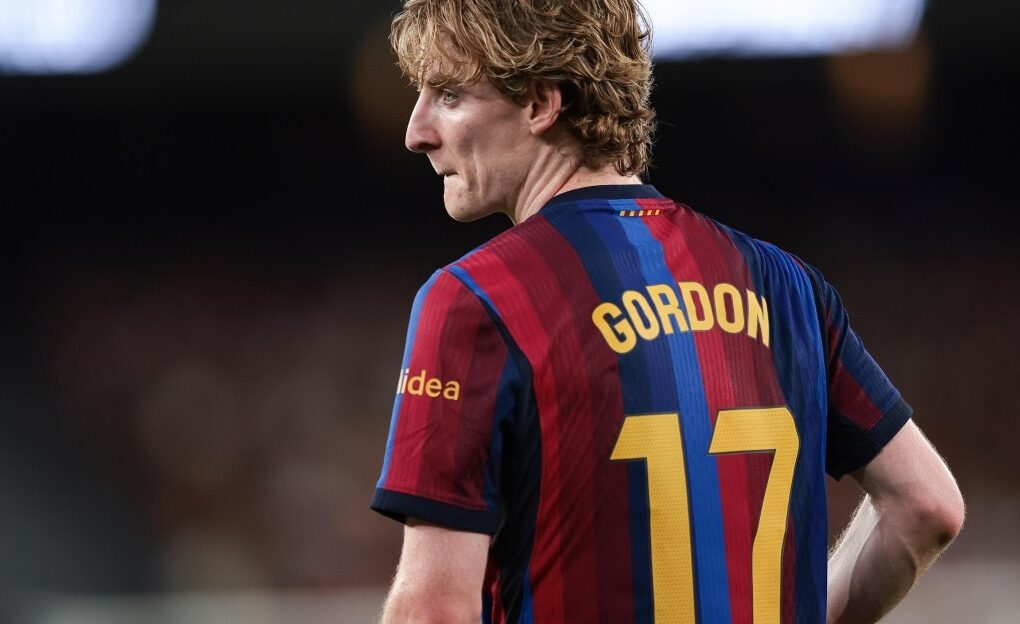 Anthony Gordon sous le maillot du Barça pendant un match de Liga.