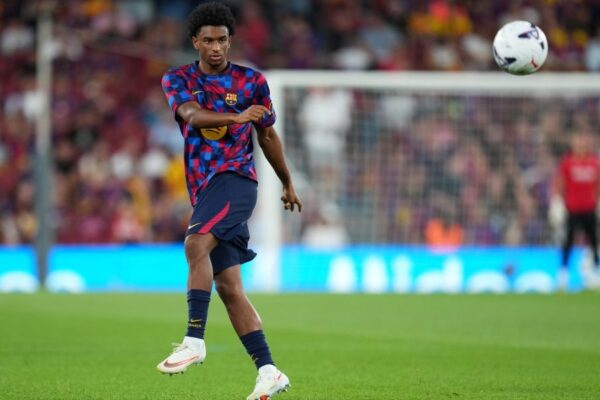 Alejandro Balde sous le maillot du FC Barcelone lors d'un match.