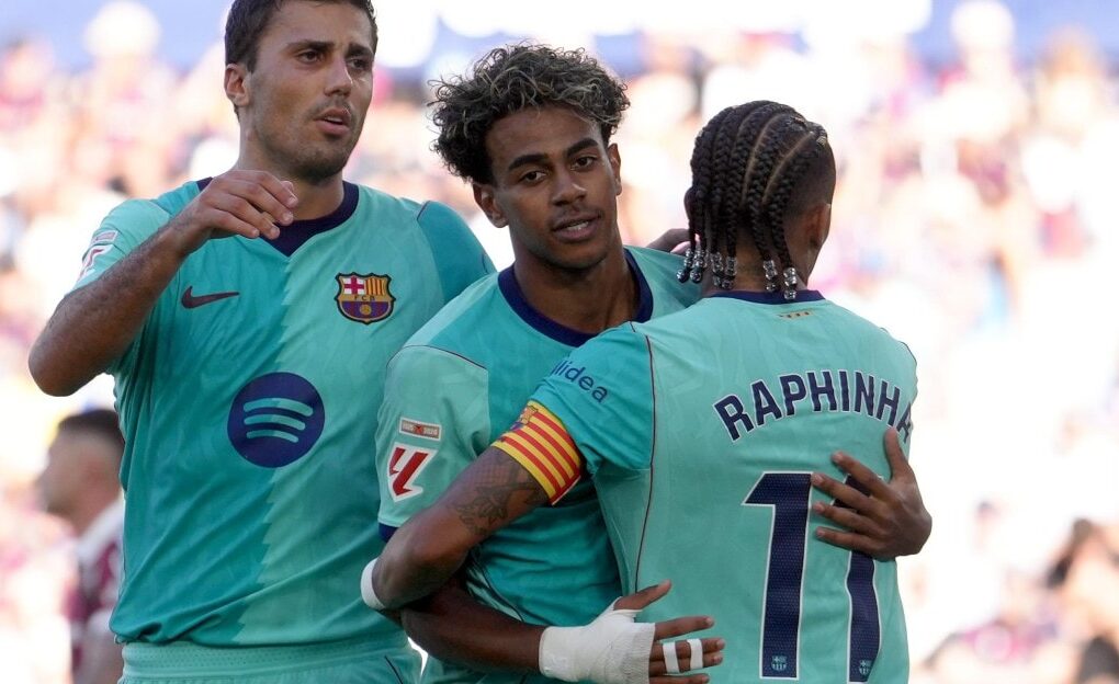 Lamine Yamal célèbre son doublé avec ses coéquipiers du FC Barcelone sur la pelouse de Levante.