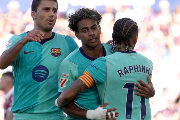 Lamine Yamal célèbre son doublé avec ses coéquipiers du FC Barcelone sur la pelouse de Levante.
