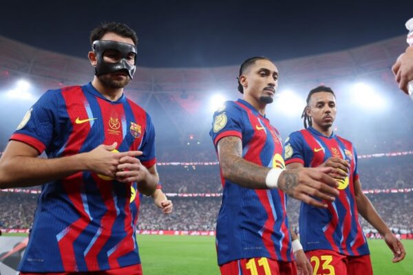 Eric García à l’entraînement du FC Barcelone avec un masque protecteur sur le visage.