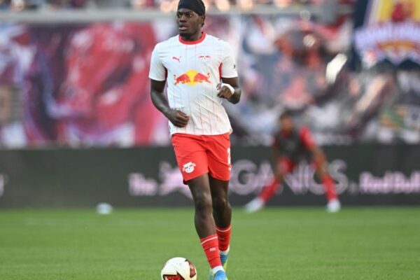 Castello Lukeba sous le maillot du RB Leipzig.