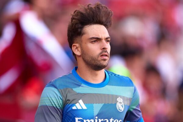 Raúl Asencio, défenseur du Real Madrid, sur le terrain.