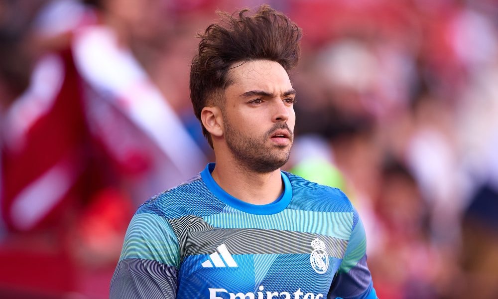 Raúl Asencio, défenseur du Real Madrid, sur le terrain.