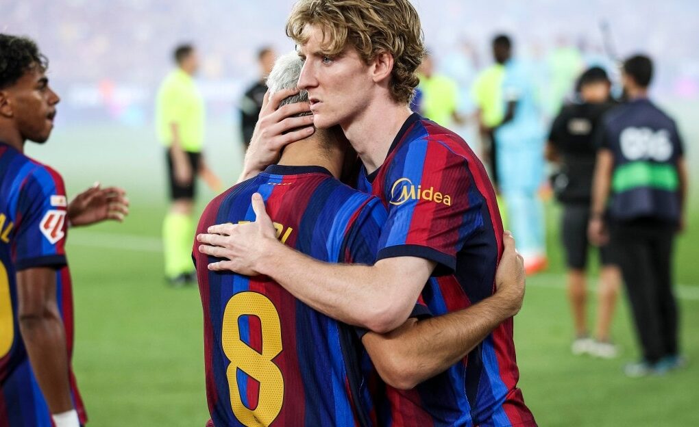 Anthony Gordon échange avec son coéquipier Pedri sous les couleurs du FC Barcelone.