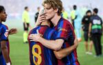 Anthony Gordon échange avec son coéquipier Pedri sous les couleurs du FC Barcelone.