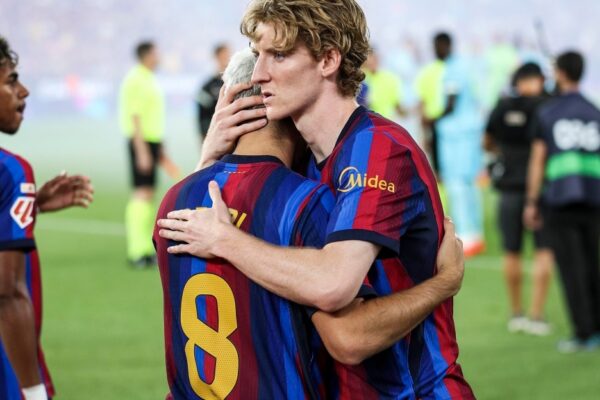 Anthony Gordon échange avec son coéquipier Pedri sous les couleurs du FC Barcelone.